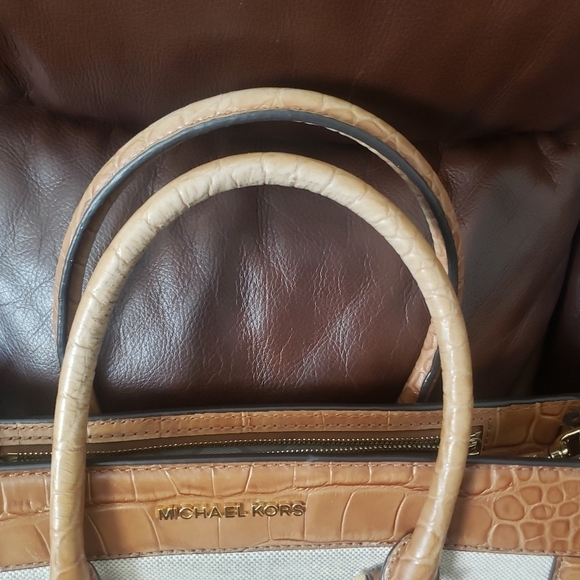 MICHAEL Kors Colette Walnut Medium Messenger Satchel Bag - Picture 15 of 16